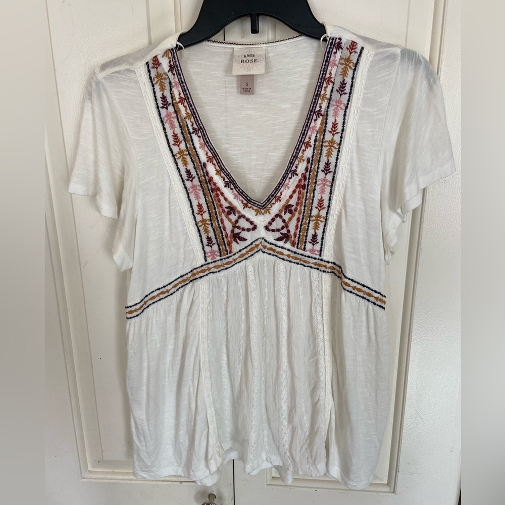 Knox Rose Boho Style Flowy White shirt with Embroidered detail size small